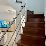 Modern Duplex 50m From The 아파트 플라야델쿠라